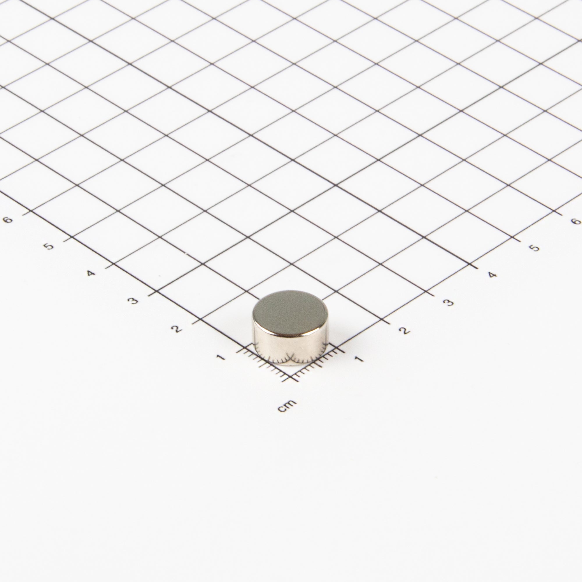 Flacher Scheibenmagnet aus Neodym mit der Abmessung Ø12x6mm
