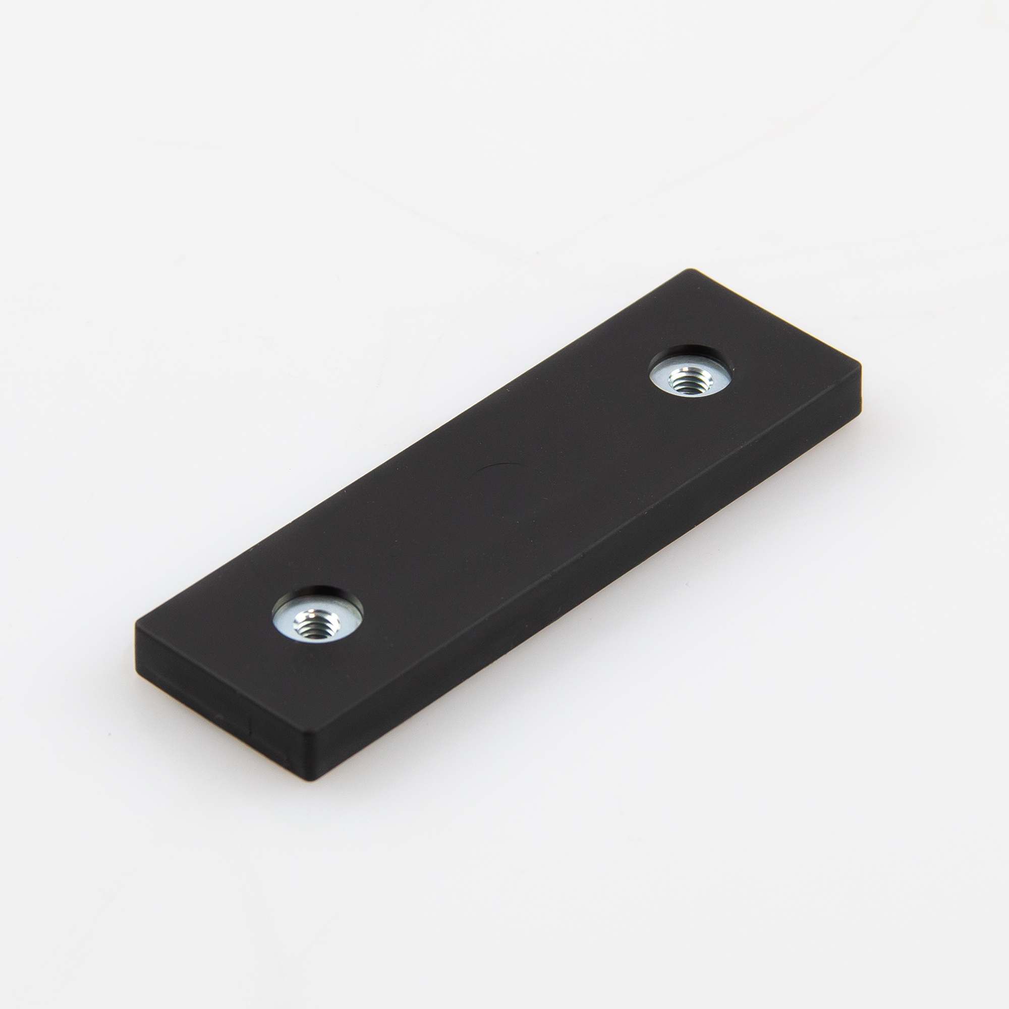 Gummiertes Magnetsystem 75x22,5x6mm mit Innengewinde 2xM4, Farbe: schwarz