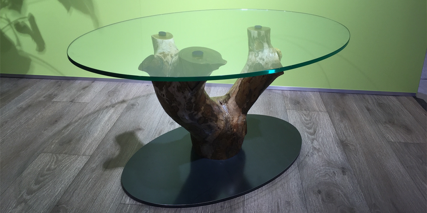 Couchtisch aus Essigbaum mit magnetisch befestigter Glasplatte