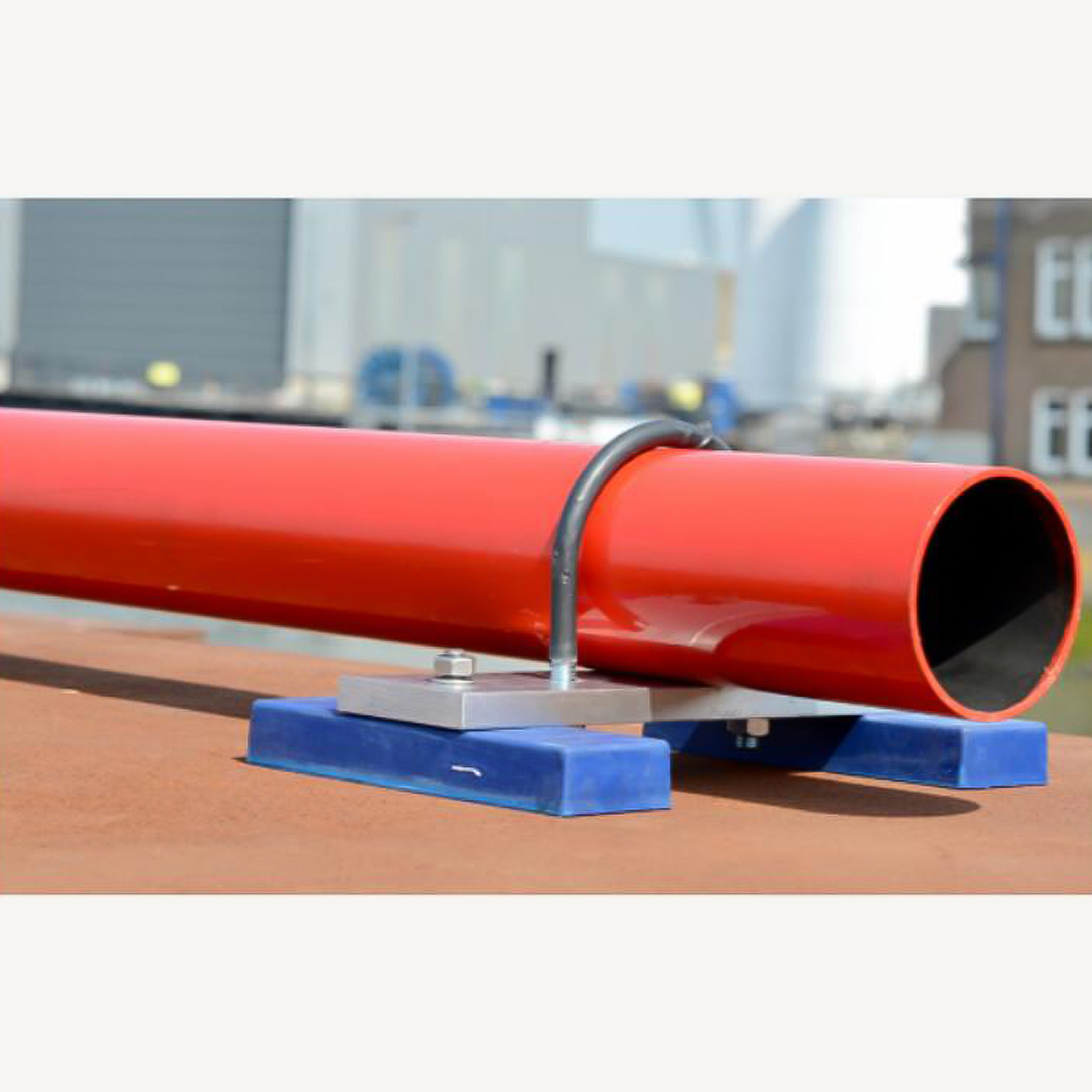 Gummierter Magnet 200x61x28mm mit Gewindezapfen M10 hält ein Rohr im Turm eines Windrads