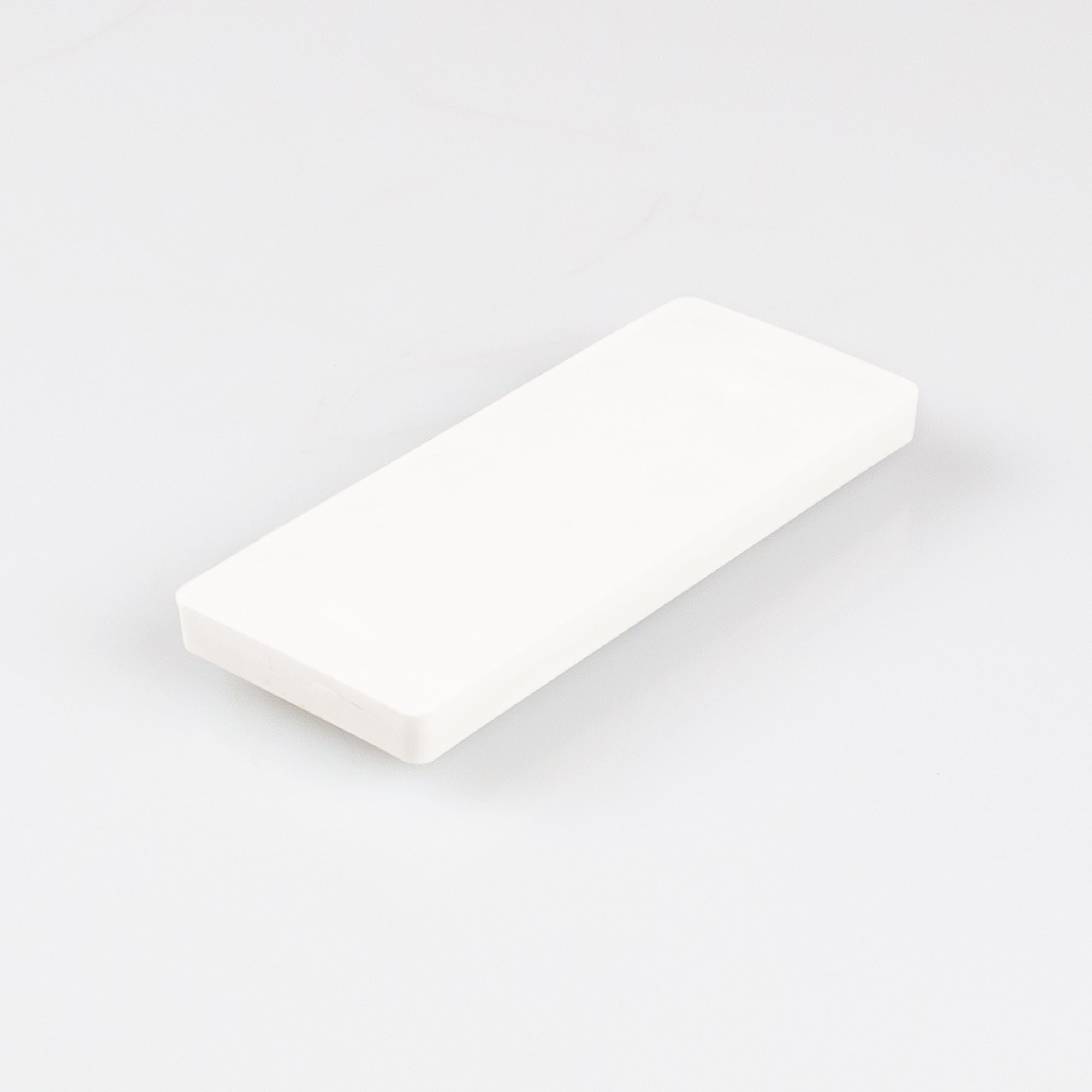 Gummierter weißer Magnet 110x45x8,5mm Gewindebuchse M6 Haftfläche