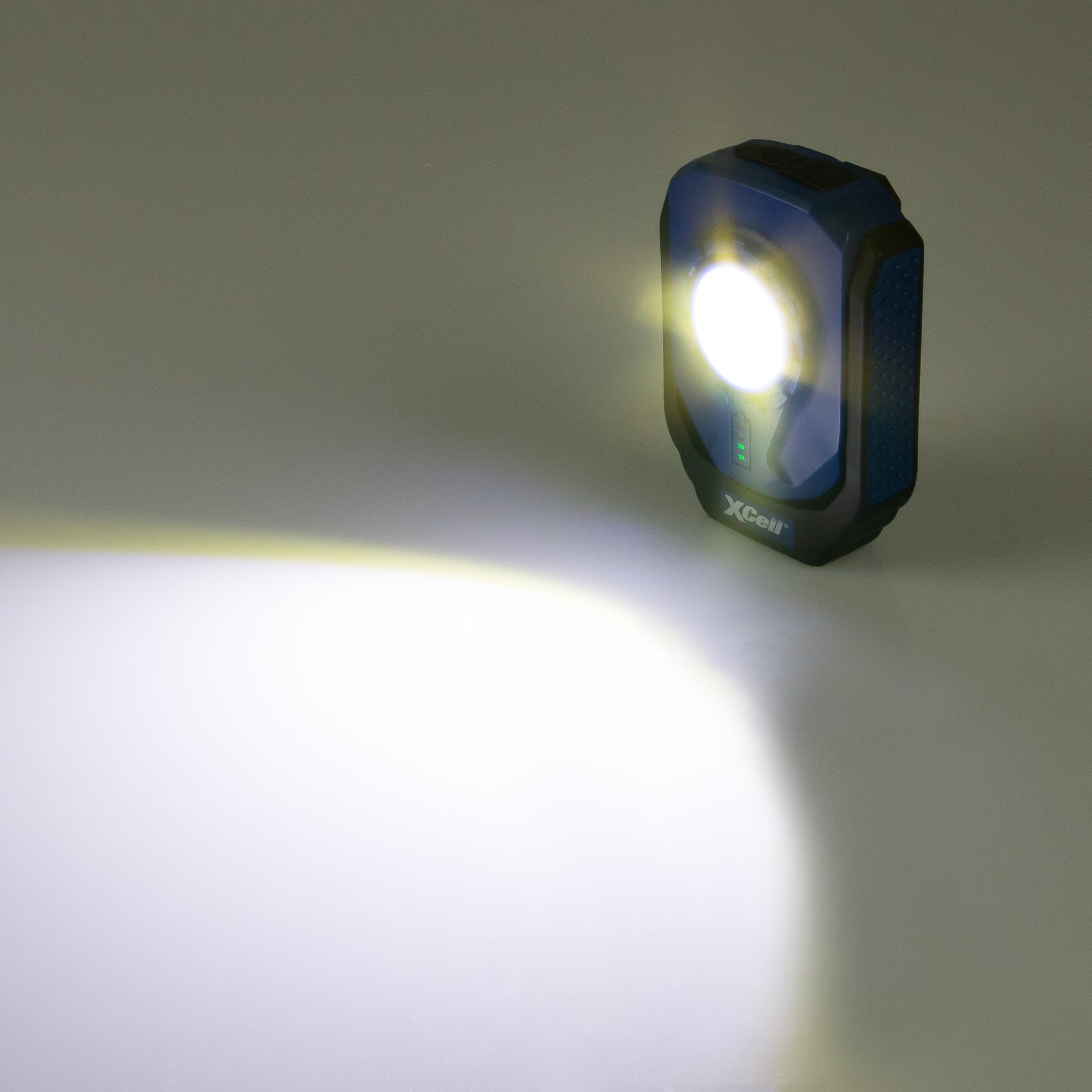 Kompakte LED Arbeitsleuchte mit verstellbarem Magnetfuß und eingeschaltetem Licht