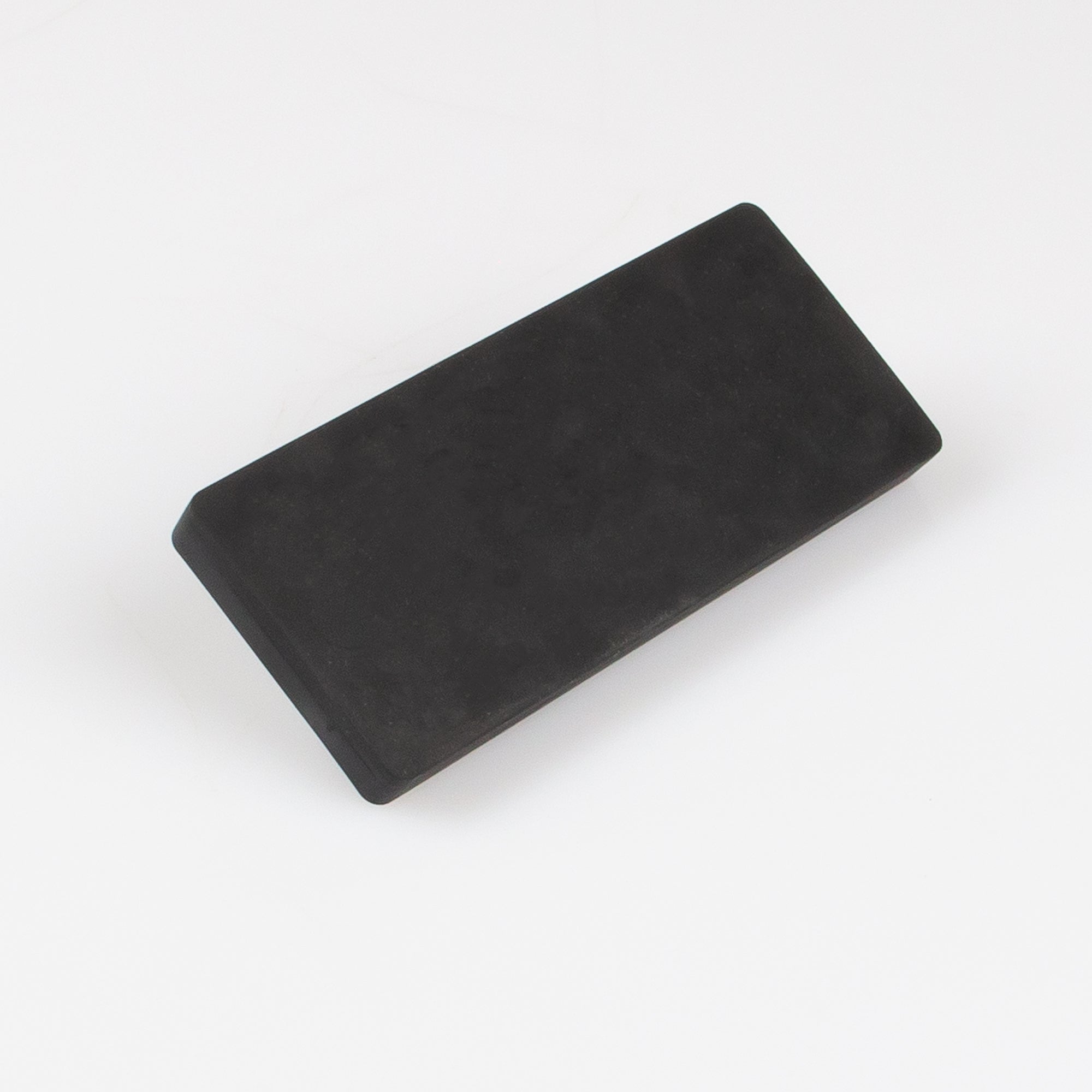 Gummierter schwarzer Magnet 110x45x8,5mm Gewindezapfen 2xM8 Haftfläche