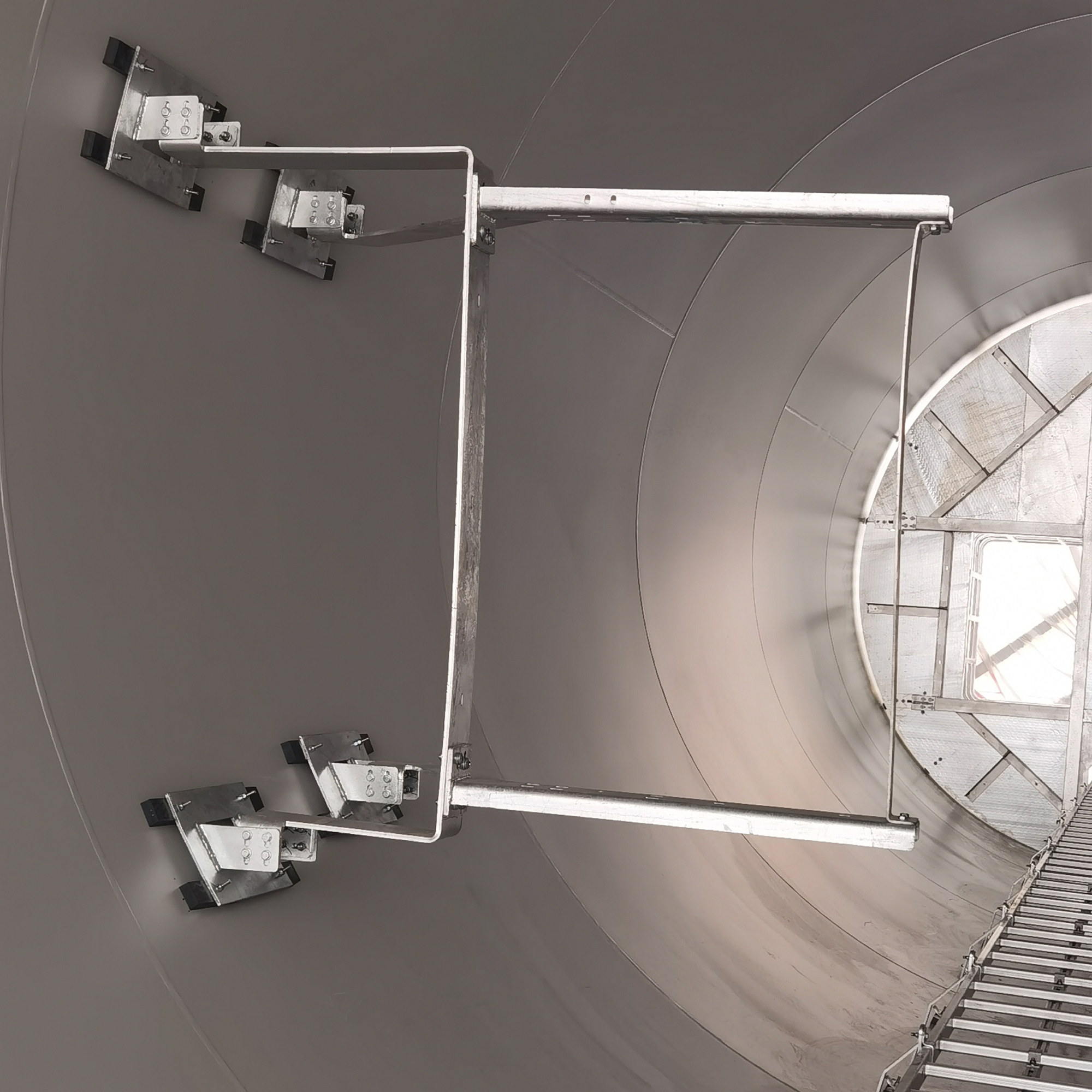 Gummierter Magnet 200x61x28mm mit Gewindezapfen M10 hält eine Sicherheitsvorrichtung im Turm eines Windrads