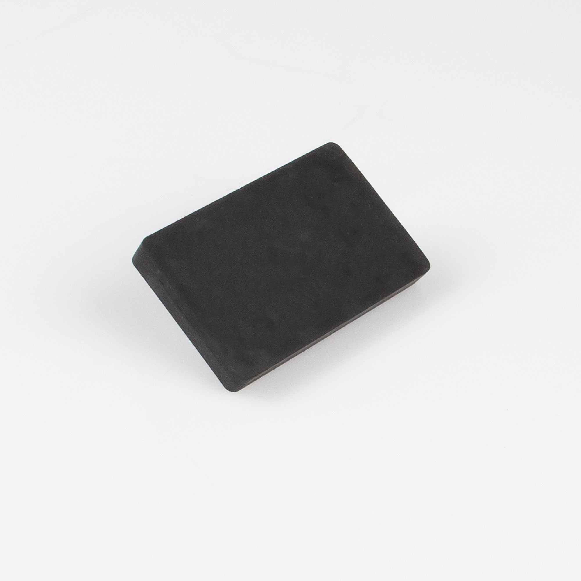 Gummierter schwarzer Magnet 74x45x8,5mm Gewindezapfen 2xM6 Haftfläche