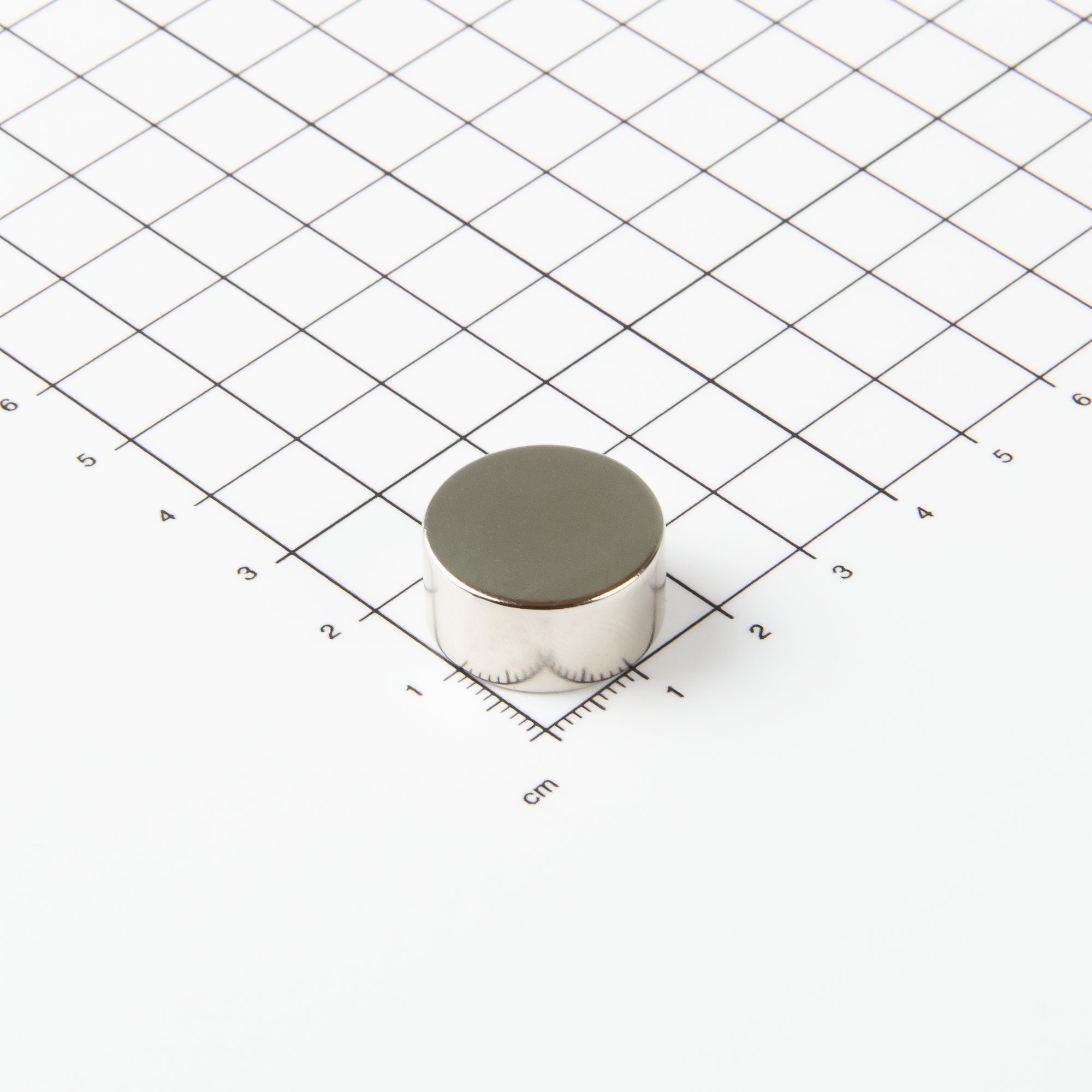 Flacher Scheibenmagnet aus Neodym mit der Abmessung Ø20x10mm
