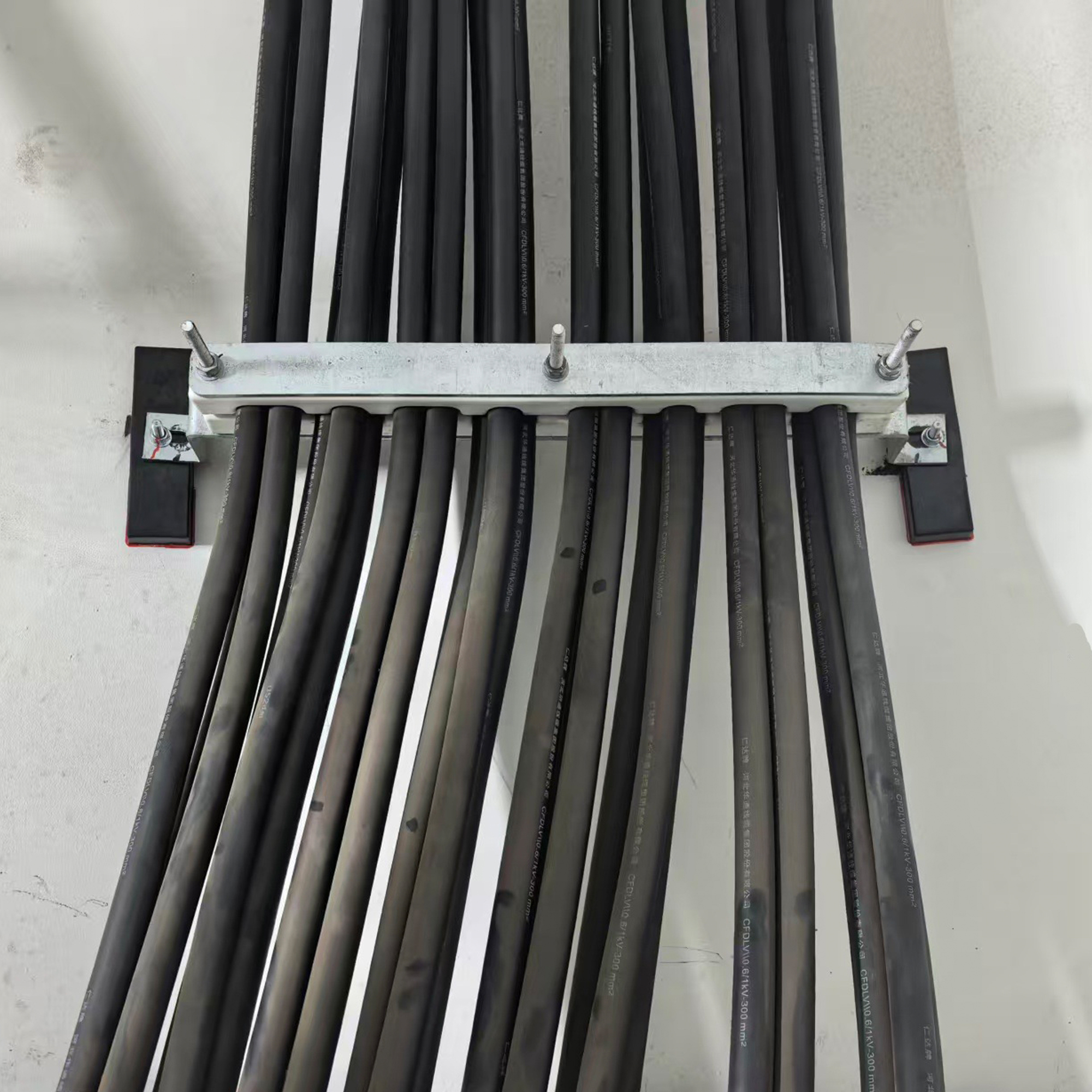 Gummierter Magnet 175x60x21mm mit Innengewinde M8 Anwendung