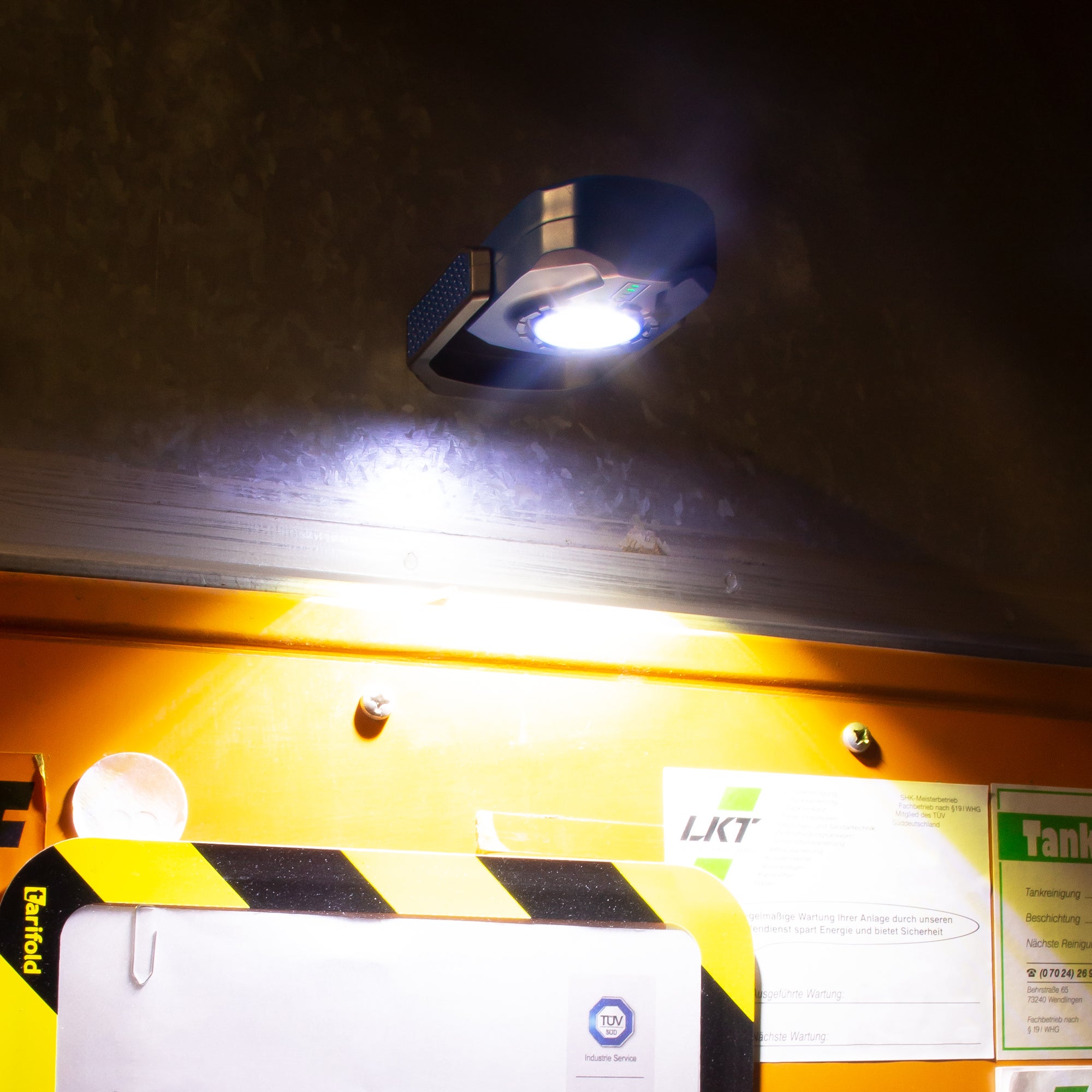 Kompakte LED Arbeitsleuchte mit verstellbarem Magnetfuß  beleuchtet Generator