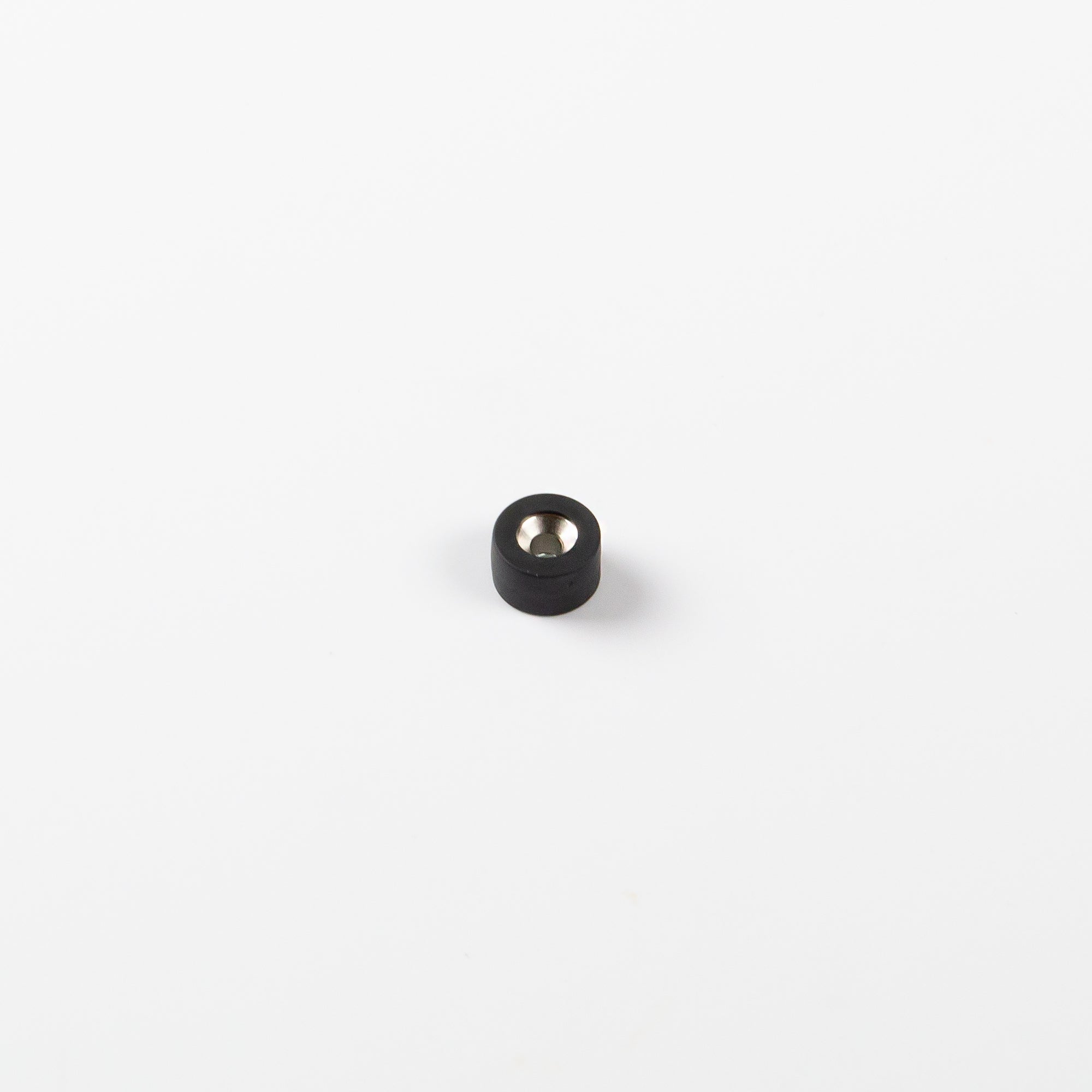 Gummierter schwarzer Magnet Ø12x7mm mit konischer Senkung Haftfläche