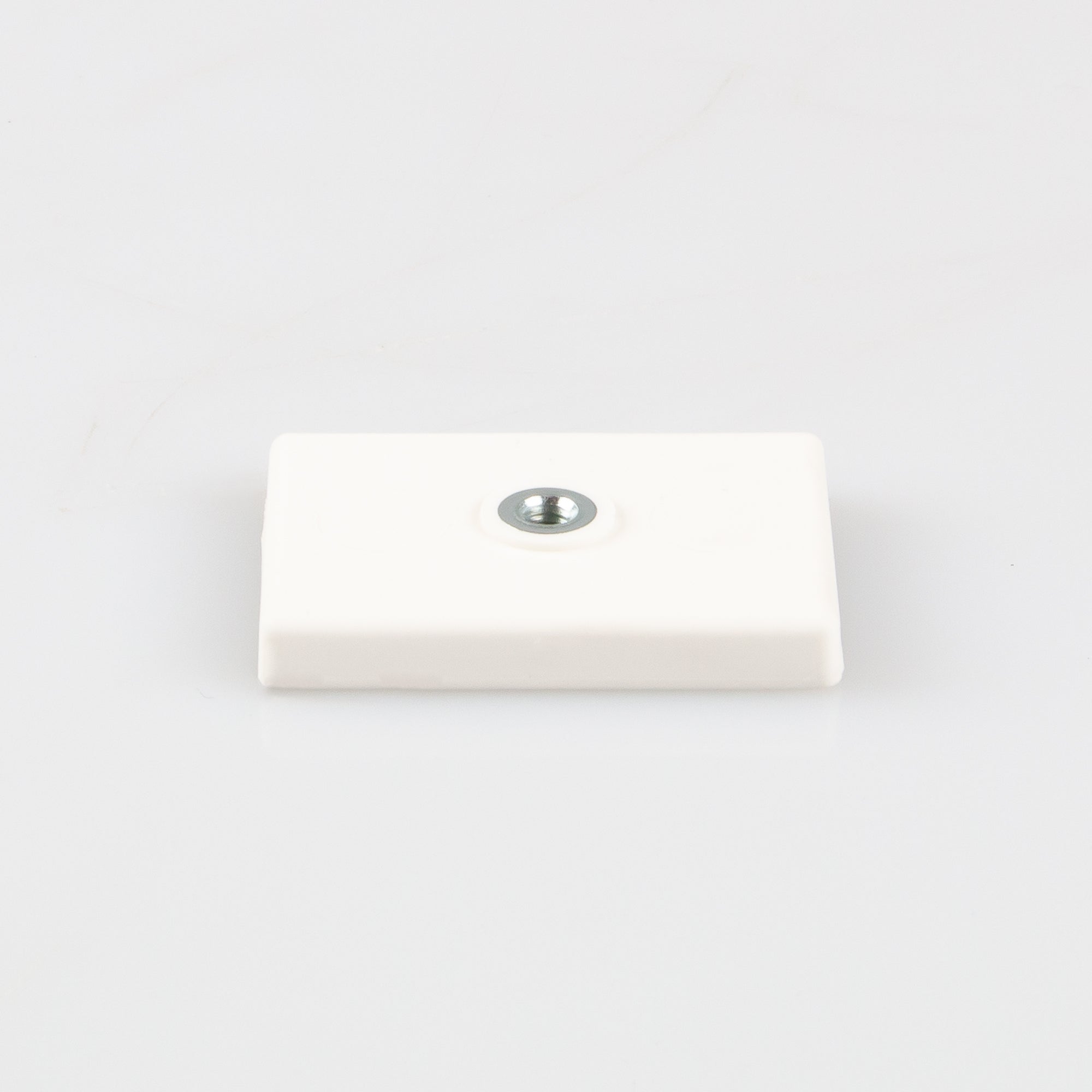 Gummierter weißer Magnet 43x31x6,9mm mit Innengewinde M6