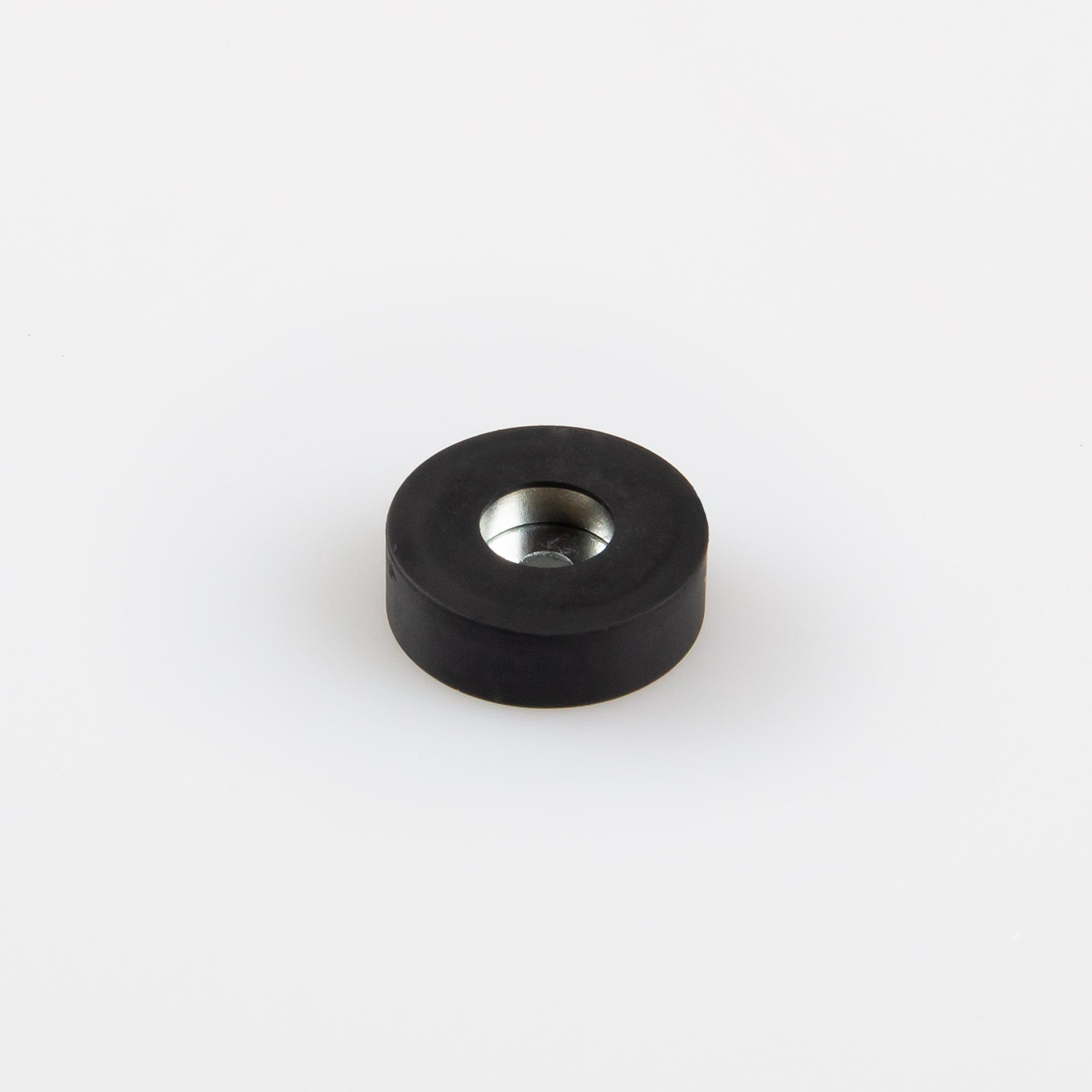 Gummierter Magnet Ø18x6mm mit zylindrischer Senkung Haftfläche