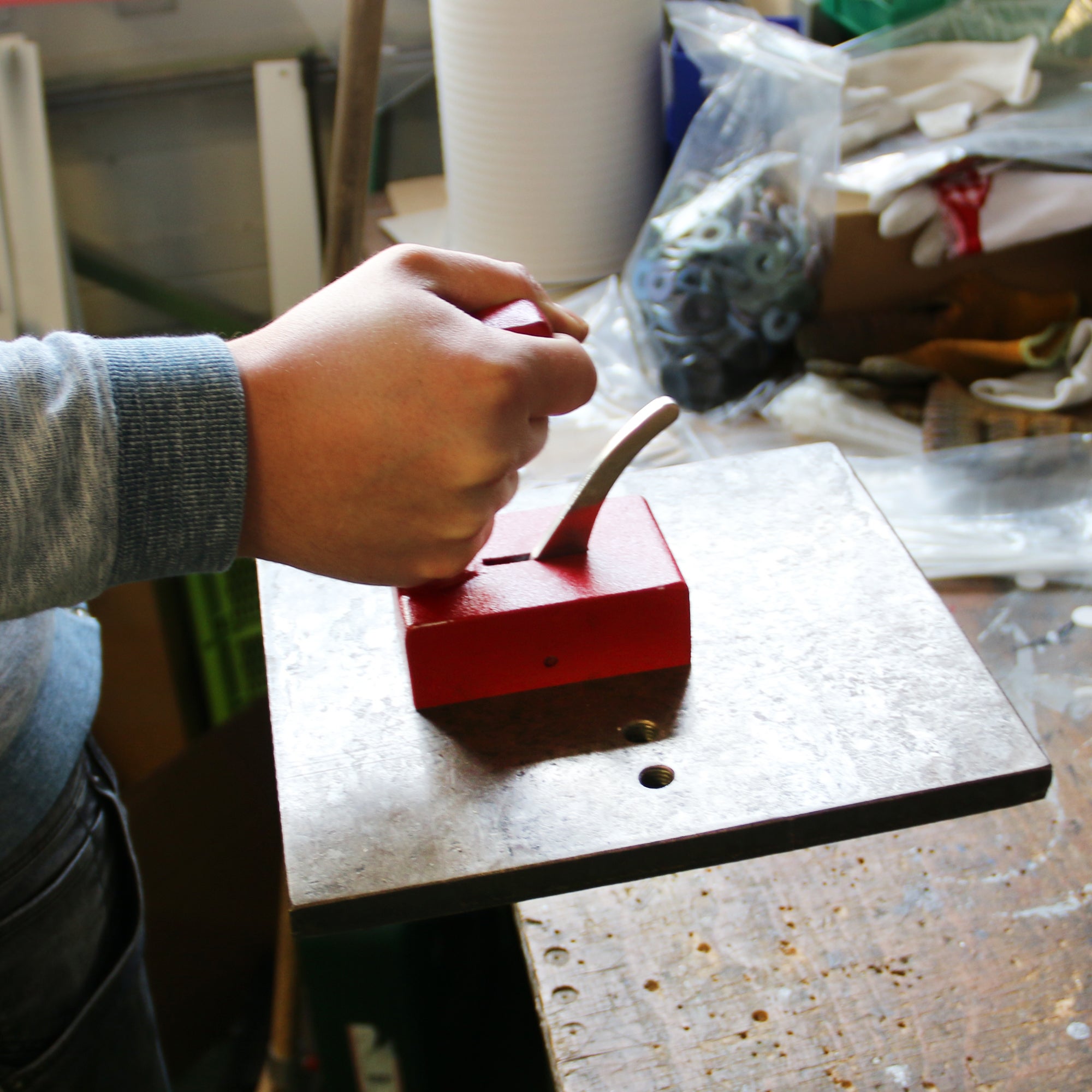 Leichtlasttragmagnet mit Ablösehebel 92x50mm Anwendung