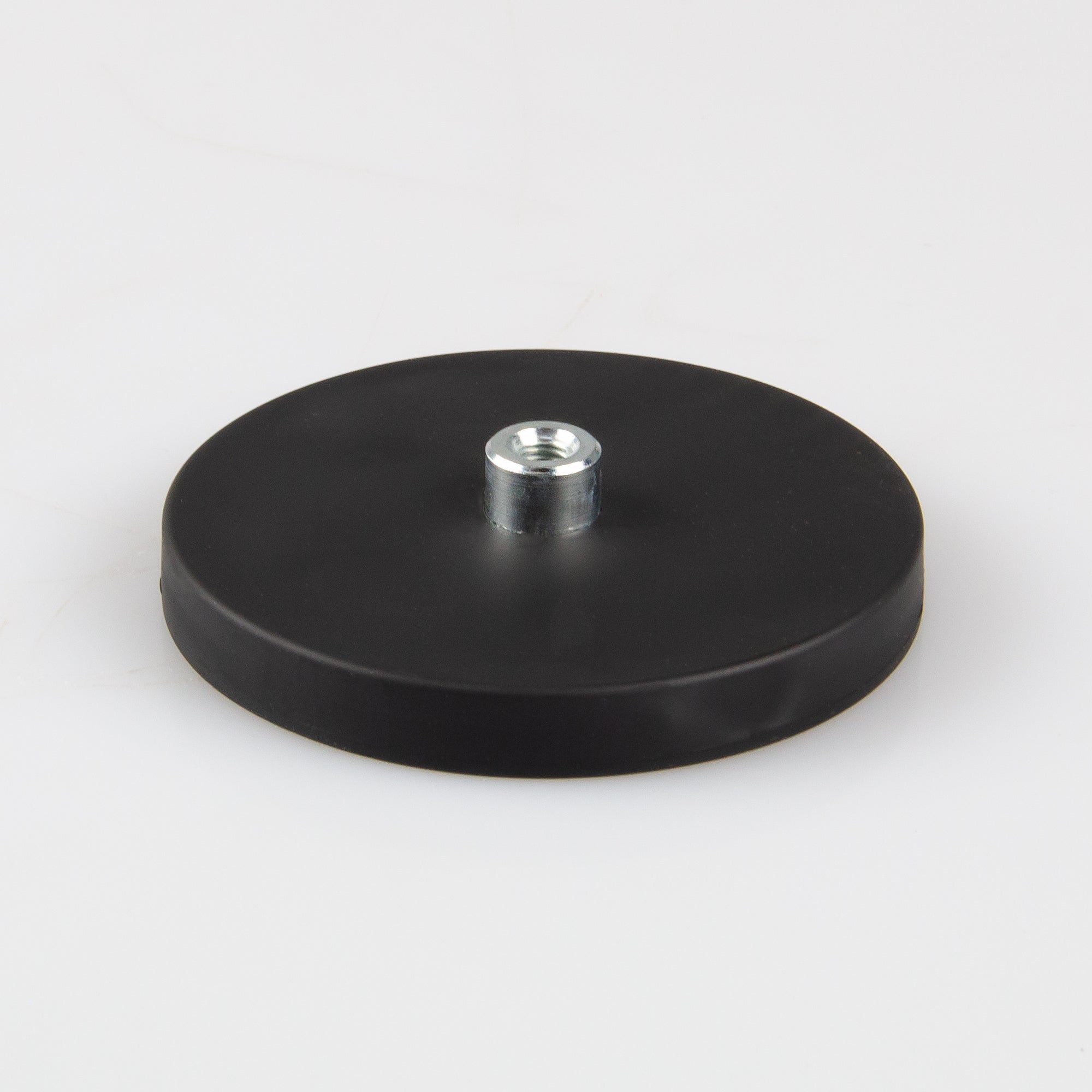 Gummiertes schwarzes Magnetsystem Ø66x8,5mm mit Gewindebuchse M5