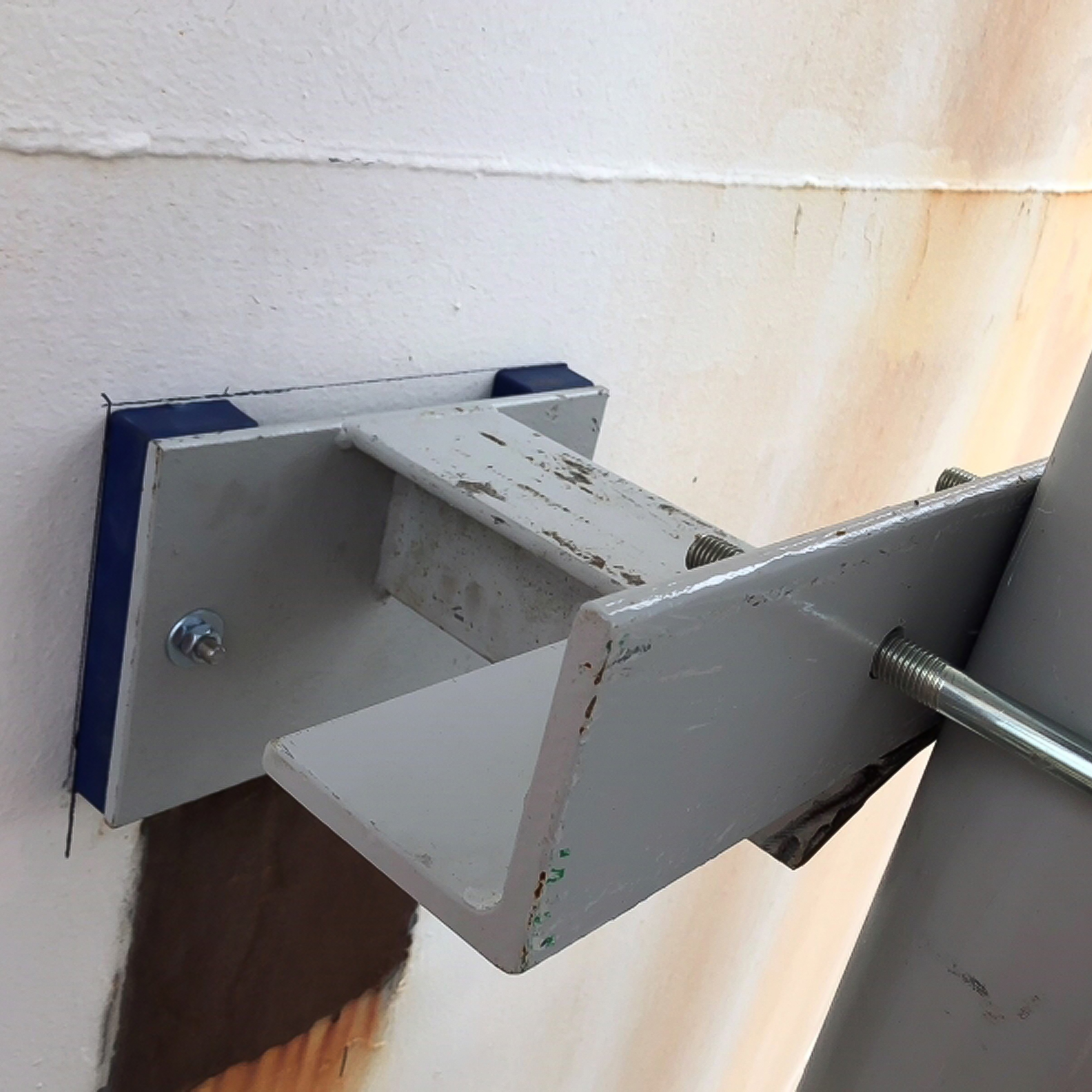 Gummierter Magnet 125x61x28mm mit Gewindezapfen M10 haftet an der Hülle eines Windrads, um schwere Geräte zu befestigen