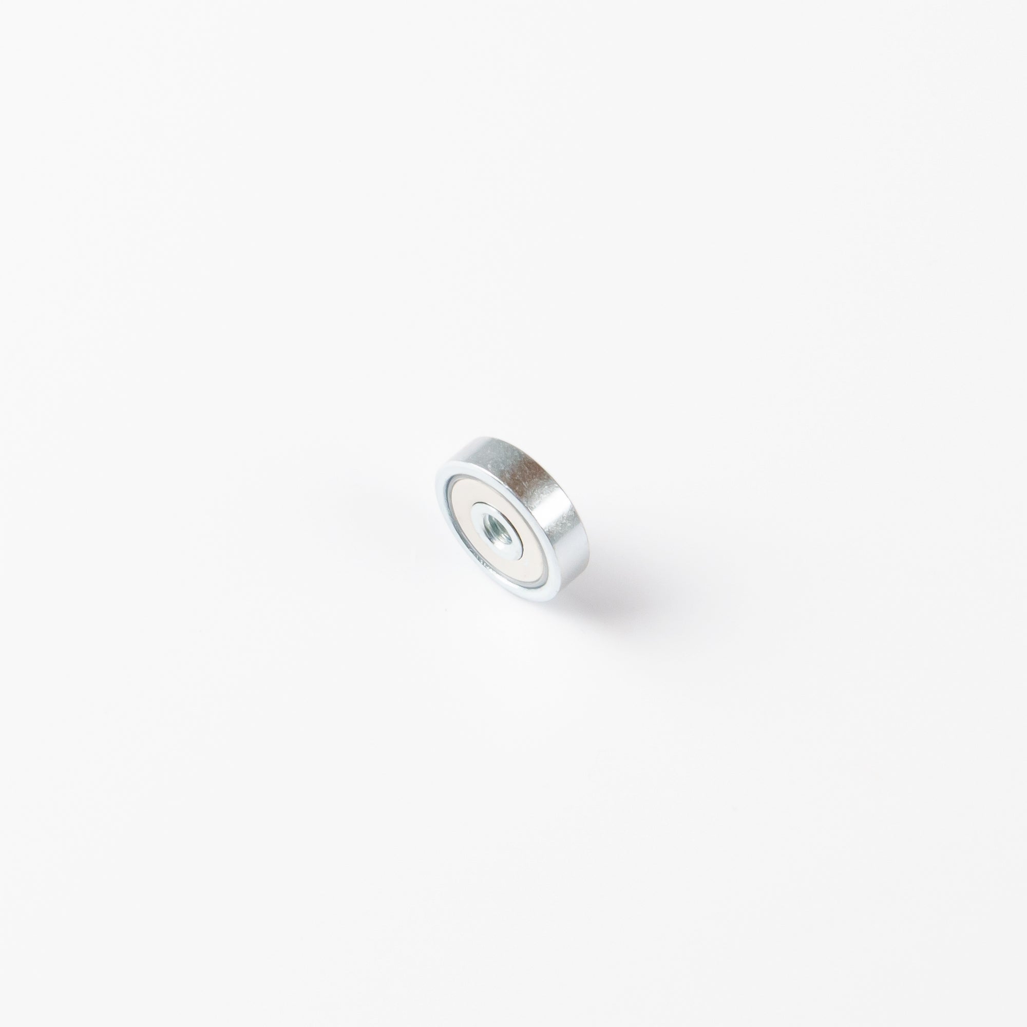 Neodym Topfmagnet mit Innengewinde M4 in der Abmessung Ø16x4,5mm von unten