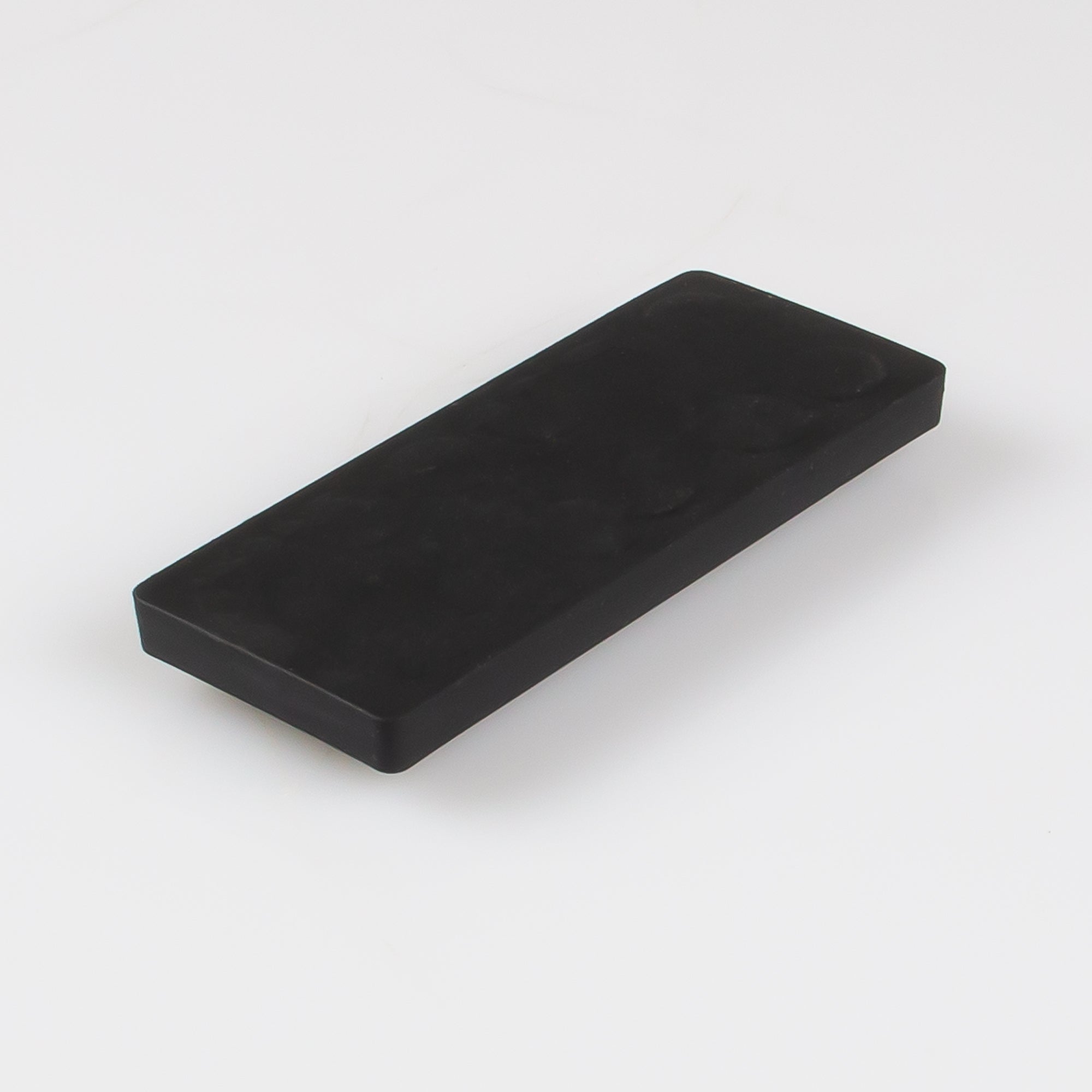 Gummierter schwarzer Magnet 110x45x8,5mm mit 2x Gewindebuchse M6 Haftfläche