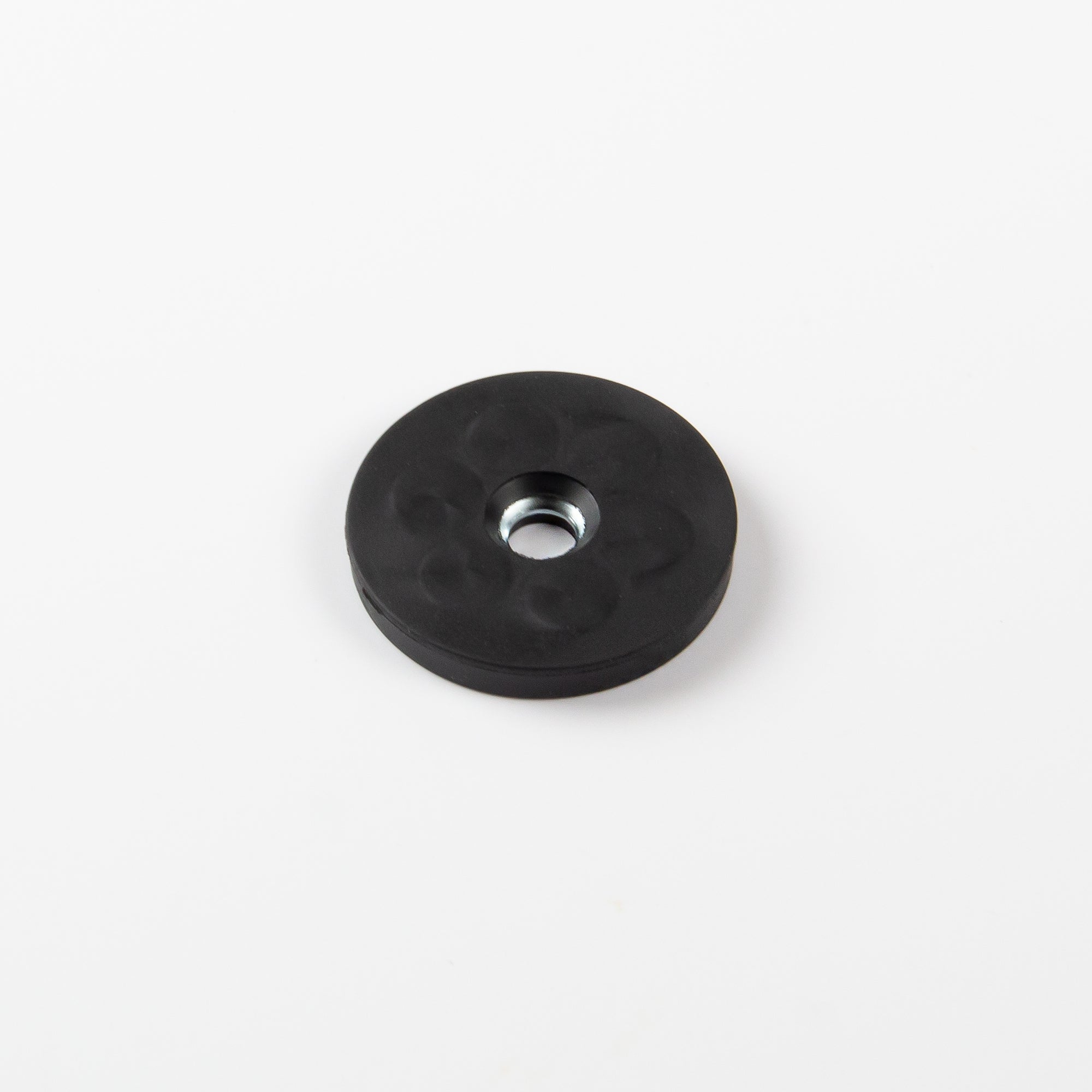 Gummierter schwarzer Magnet Ø43x6mm mit konischer Senkung Haftfläche
