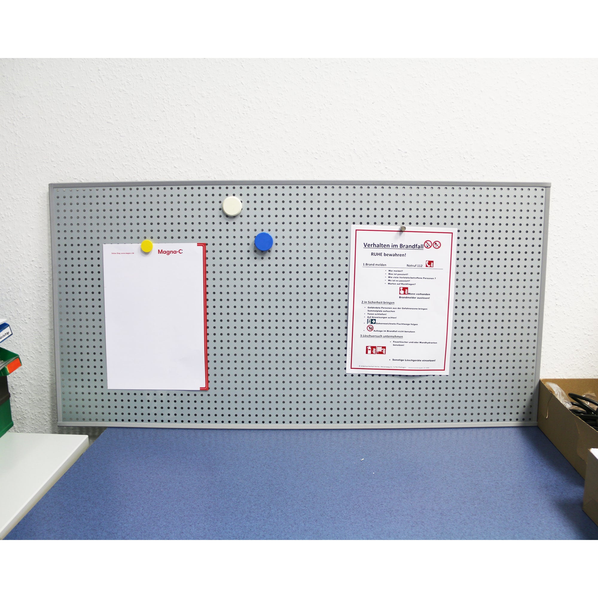 Flache Lochblech-Hafttafel 1000x500mm Anwendung