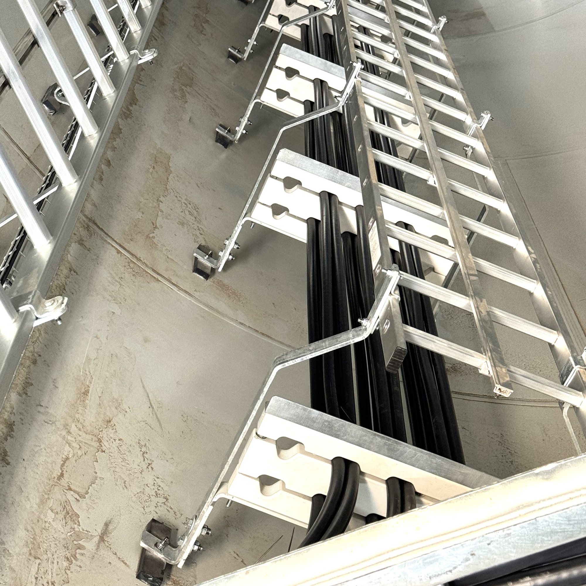 Gummierter Magnet 200x61x28mm mit Gewindezapfen M10 hält eine Sicherheitsvorrichtung im Turm eines Windrads