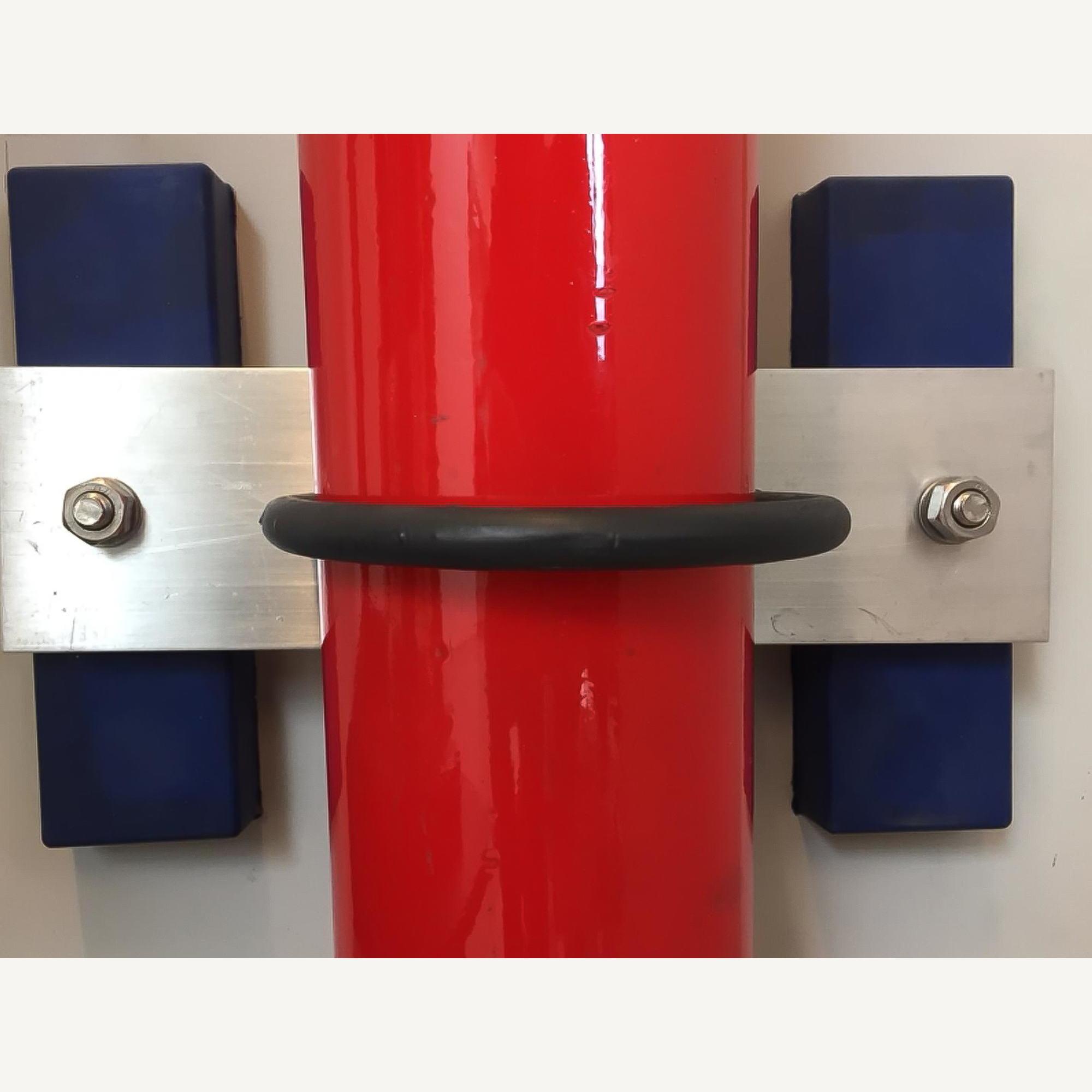 Gummierter Magnet 200x61x28mm mit Gewindezapfen M10 hält ein Rohr im Turm eines Windrads