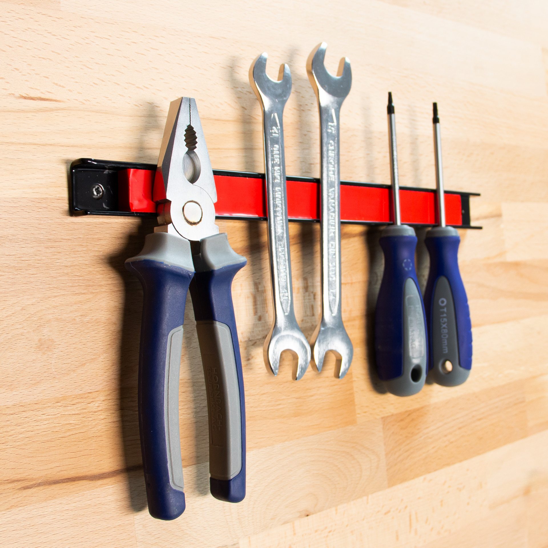 Produktbild von Magnetischer Etikettenentferner 6000 Gs – Aluminium + Magnet – Für Kleidung, Rucksäcke & Bettwäsche – Inkl. Abdeckung